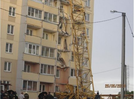 На жилой дом в Кирове упал башенный кран