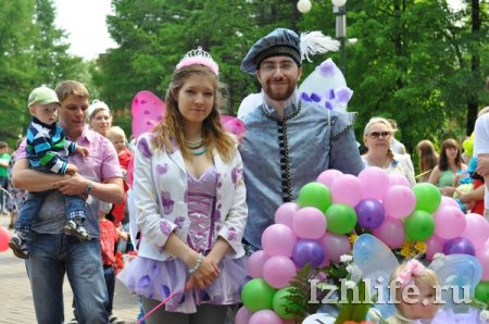 День защиты детей в Ижевске отметили парадом колясок