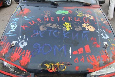 Фотофакт: в Удмуртии дети изрисовали красками иномарки