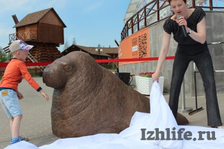 Фотофакт: в ижевском зоопарке поставили скульптуры моржей