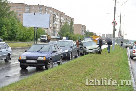 Серьезная авария на 40 лет Победы в Ижевске: столкнулись 4 машины