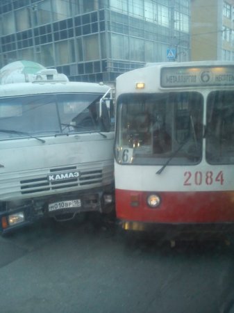 Дожди и КамАЗ, врезавшийся в троллейбус: о чем этим утром говорят в Ижевске