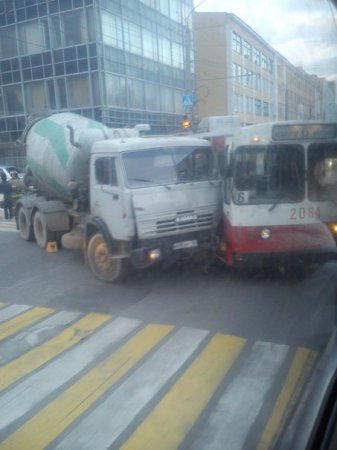 Авария с троллейбусом в Ижевске: у КамАЗа отказали тормоза