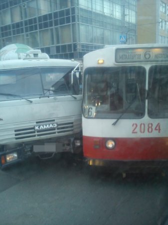 Авария с троллейбусом в Ижевске: у КамАЗа отказали тормоза