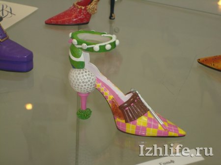Туфли для казино, гольфа и горничной: в Ижевске открылась выставка сувенирной обуви