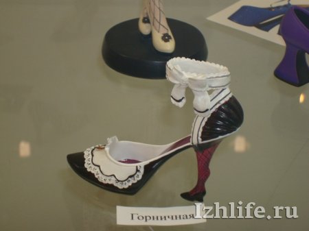 Туфли для казино, гольфа и горничной: в Ижевске открылась выставка сувенирной обуви