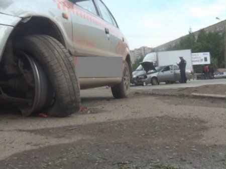 Под колеса легковушки в Ижевске попали 3 детей
