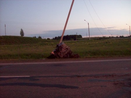 На трассе Ижевск-Можга автомобиль вылетел с дороги и врезался в столб
