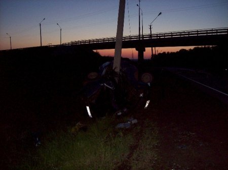 На трассе Ижевск-Можга автомобиль вылетел с дороги и врезался в столб