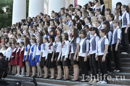 Почти 300 певцов сошлись в большом хоровом соборе в Ижевске