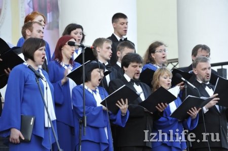 Почти 300 певцов сошлись в большом хоровом соборе в Ижевске
