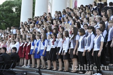 Почти 300 певцов сошлись в большом хоровом соборе в Ижевске
