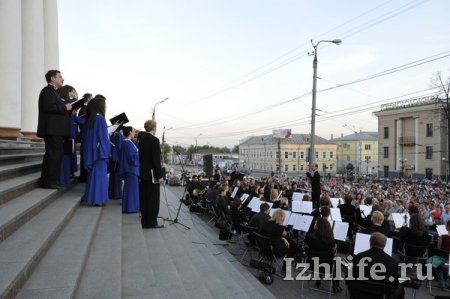 Почти 300 певцов сошлись в большом хоровом соборе в Ижевске