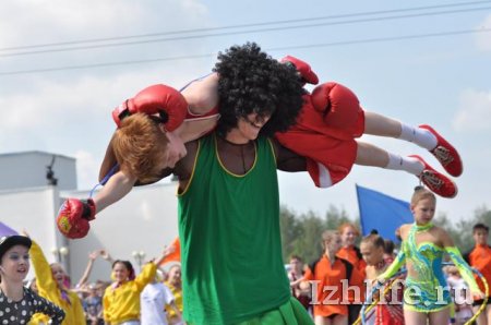 Боги Олимпа и автобус «Ижевск - Сочи»: карнавальное шествие прошло на Пушкинской
