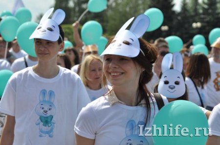 Боги Олимпа и автобус «Ижевск - Сочи»: карнавальное шествие прошло на Пушкинской