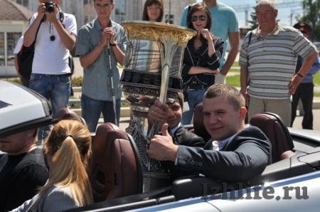 Кубок Гагарина прокатили по Ижевску на белом кабриолете