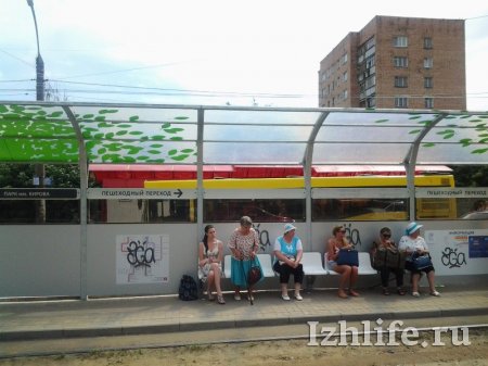 Фотофакт: вандалы изрисовали новую трамвайную остановку в Ижевске