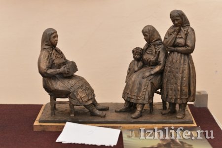 Фотофакт: в Ижевске выбирают проект будущего памятника Бабушке
