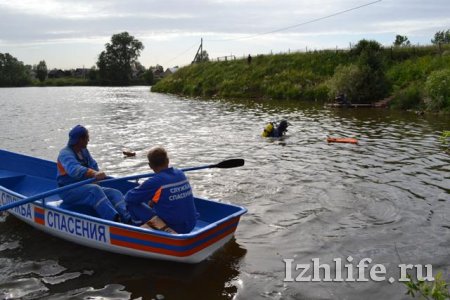 Спасатели Ижевска достали со дна реки Иж «Волгу» с водителем внутри