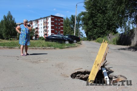 В городке Металлургов в Ижевске автомобилистов «поджидает» опасный колодец