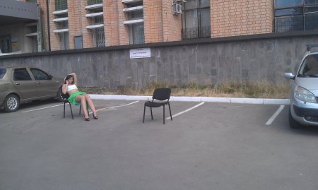 Фотофакт: девушка на стуле «припарковалась» возле здания института в Ижевске