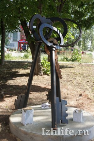 Фотофакт: в Ижевске установили скульптуру «Ключи»