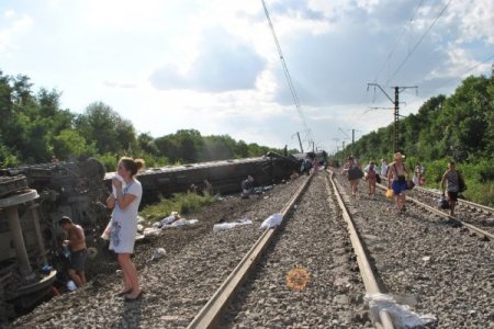 3 из 5 вагонов, опрокинувшихся  при аварии поезда в Краснодарском крае, поставлены на рельсы