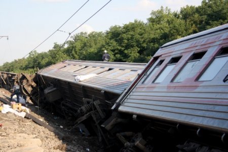 3 из 5 вагонов, опрокинувшихся  при аварии поезда в Краснодарском крае, поставлены на рельсы