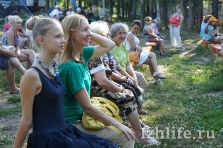 Фестиваль «ПарИжевск»: фантиковая баба, сюр в розлив и французская музыка