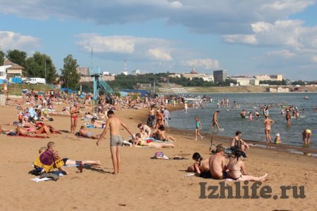 Фотофакт: утомленные солнцем ижевчане отдыхают на городском пляже