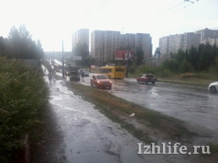 В Ижевске на улице Петрова из-за огромной лужи встали троллейбусы