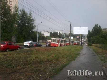 В Ижевске на улице Петрова из-за огромной лужи встали троллейбусы