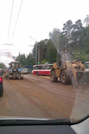Последствия ливня в Ижевске: много аварий и глина на дорогах