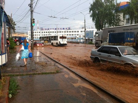 Последствия ливня в Ижевске: много аварий и глина на дорогах