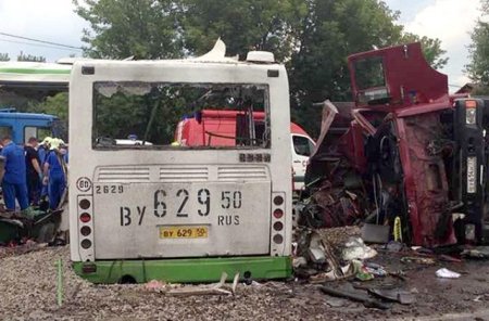 В Подмосковье в аварию попал рейсовый автобус