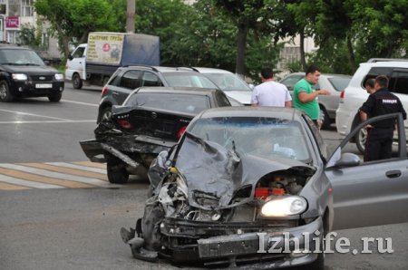 В Ижевске из-за столкновения «мерседеса» и «шанса» образовалась пробка