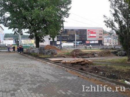Фотофакт: тротуары на центральных улицах Ижевска «одевают» в плитку