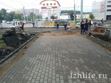 Фотофакт: тротуары на центральных улицах Ижевска «одевают» в плитку