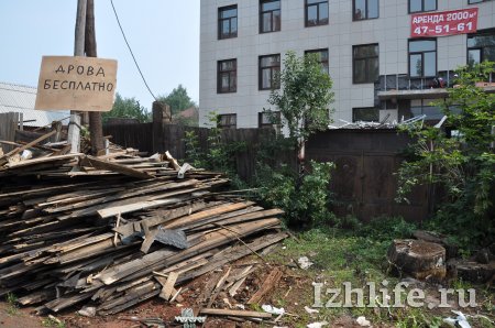 Фотофакт: старые домики в Ижевске разобрали на дрова