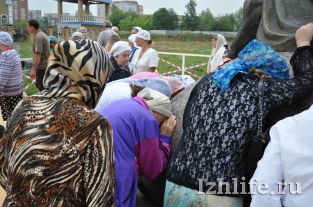 На освящение храма Серафима Саровского в Ижевске пришли более сотни человек