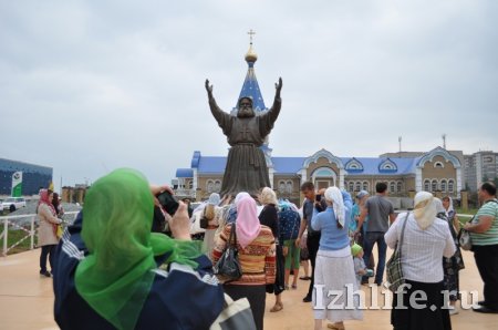 На освящение храма Серафима Саровского в Ижевске пришли более сотни человек