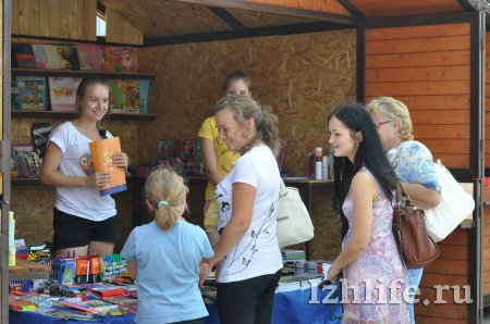 Фотофакт: в Ижевске открылся школьный базар