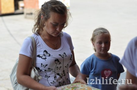 Фотофакт: в Ижевске открылся школьный базар
