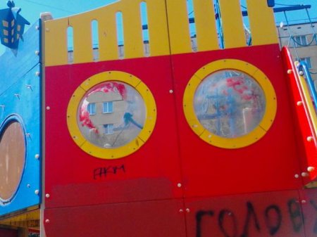 В Ижевске детская площадка от модели Натальи Водяновой стала опасной для жизни