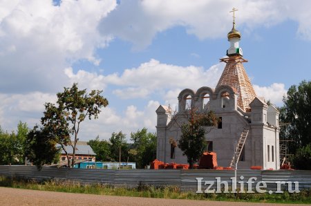 Фотофакт: в Бураново продолжается строительство храма Святой Троицы
