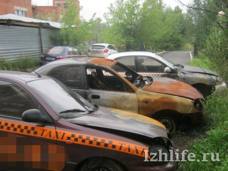 В Ижевске подожгли две машины такси