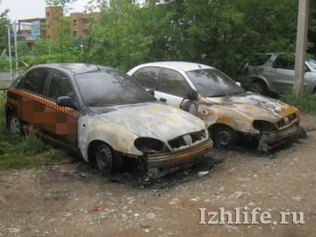 В Ижевске подожгли две машины такси