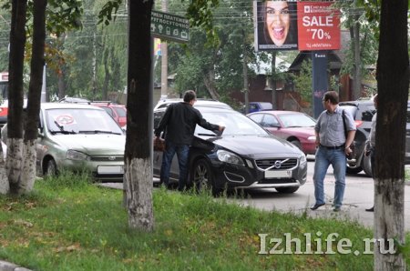 В Ижевске активисты «СтопХам» обклеили машины на Пушкинской