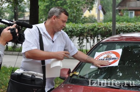В Ижевске активисты «СтопХам» обклеили машины на Пушкинской