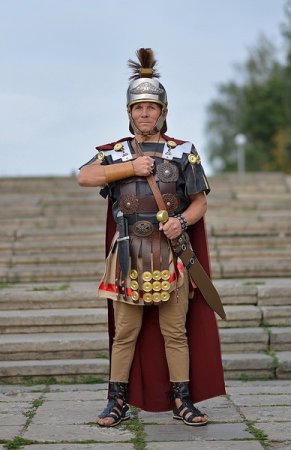 По Ижевску гуляет древнеримский воин